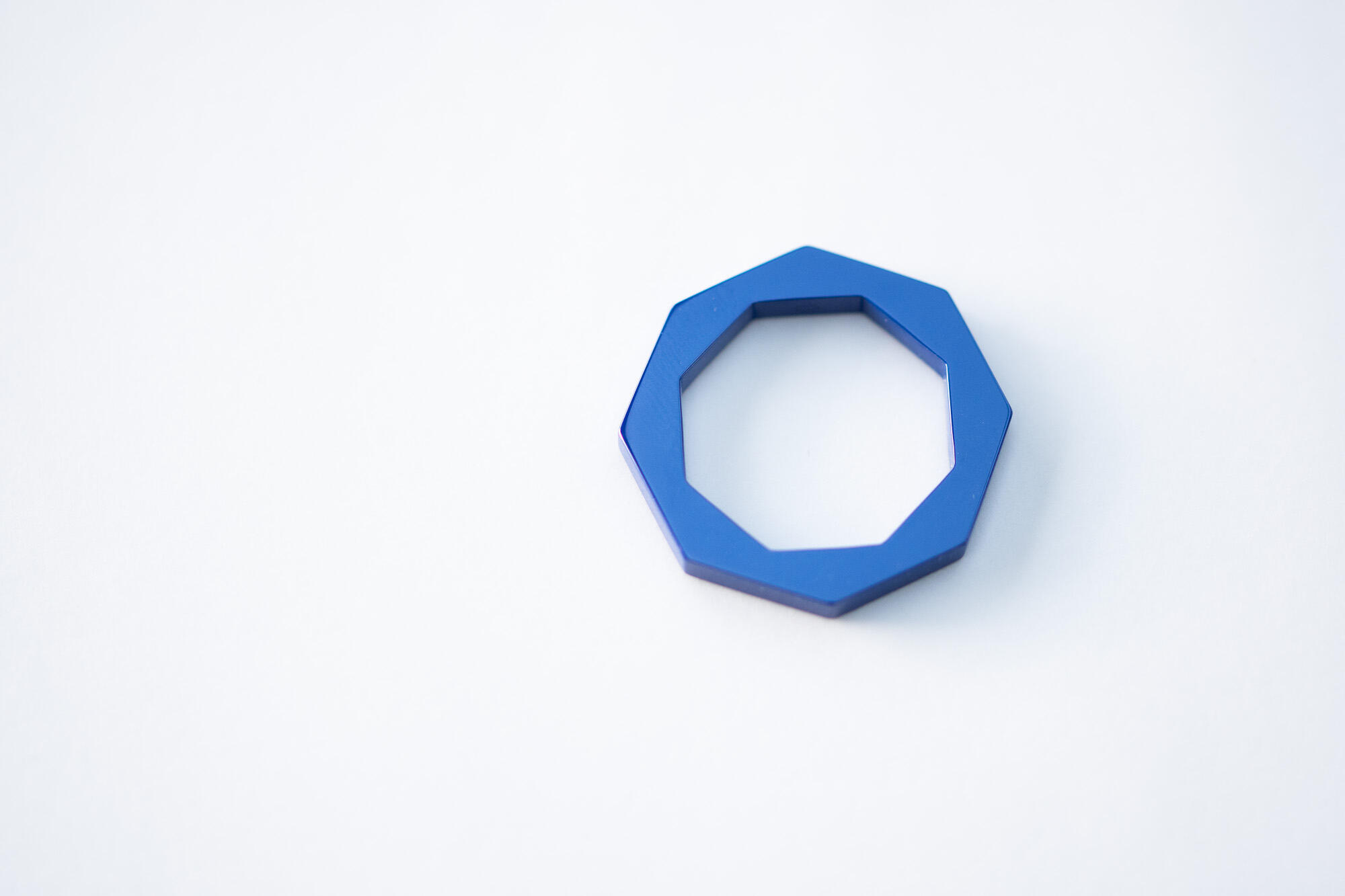 Octo-Twist bleu en céramique technique posé sur fond clair