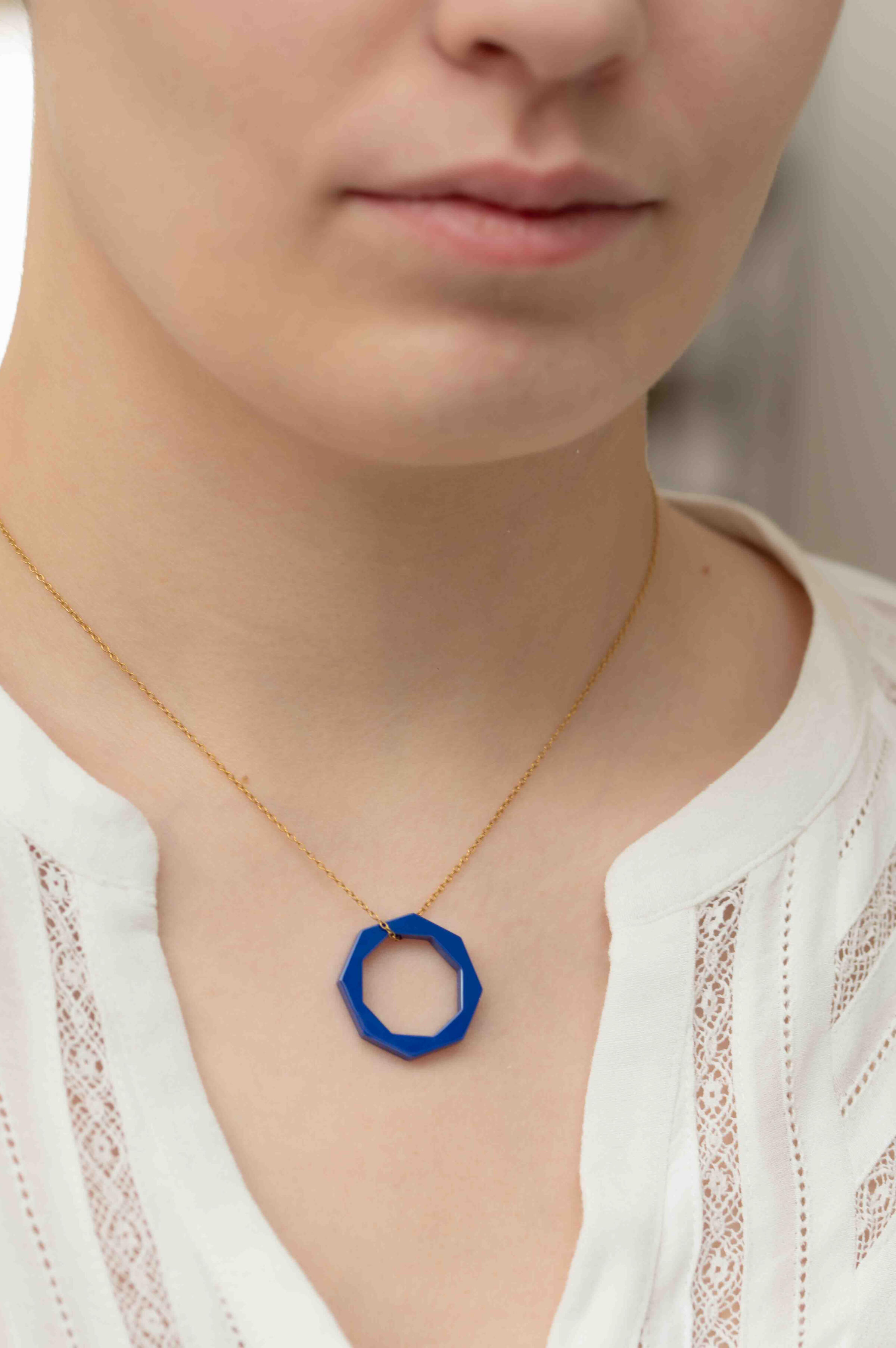 Détail de la surface d’une bague en céramique blanche