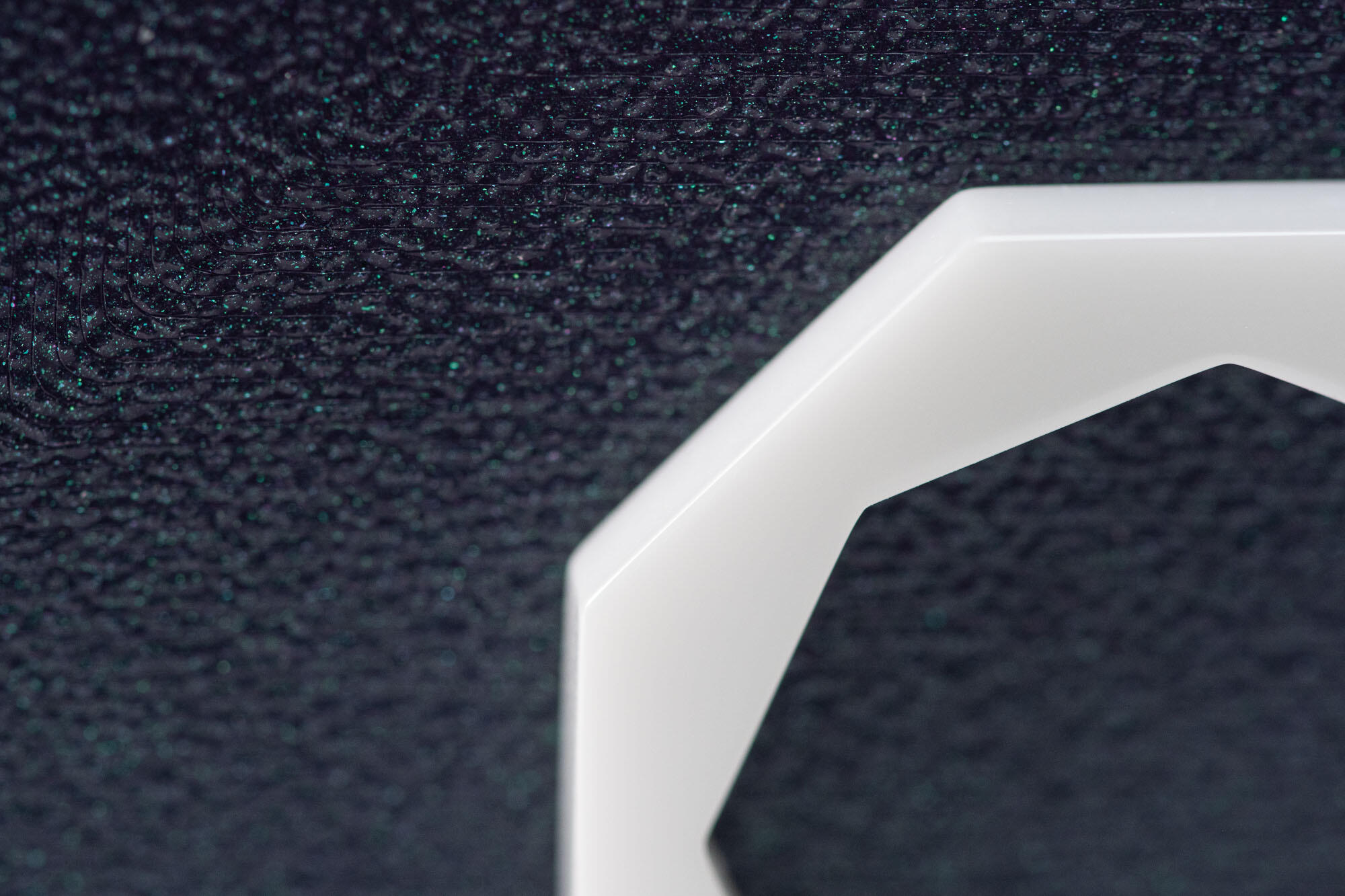 Détail de la céramique technique Octo-Twist, surface lisse et lumineuse