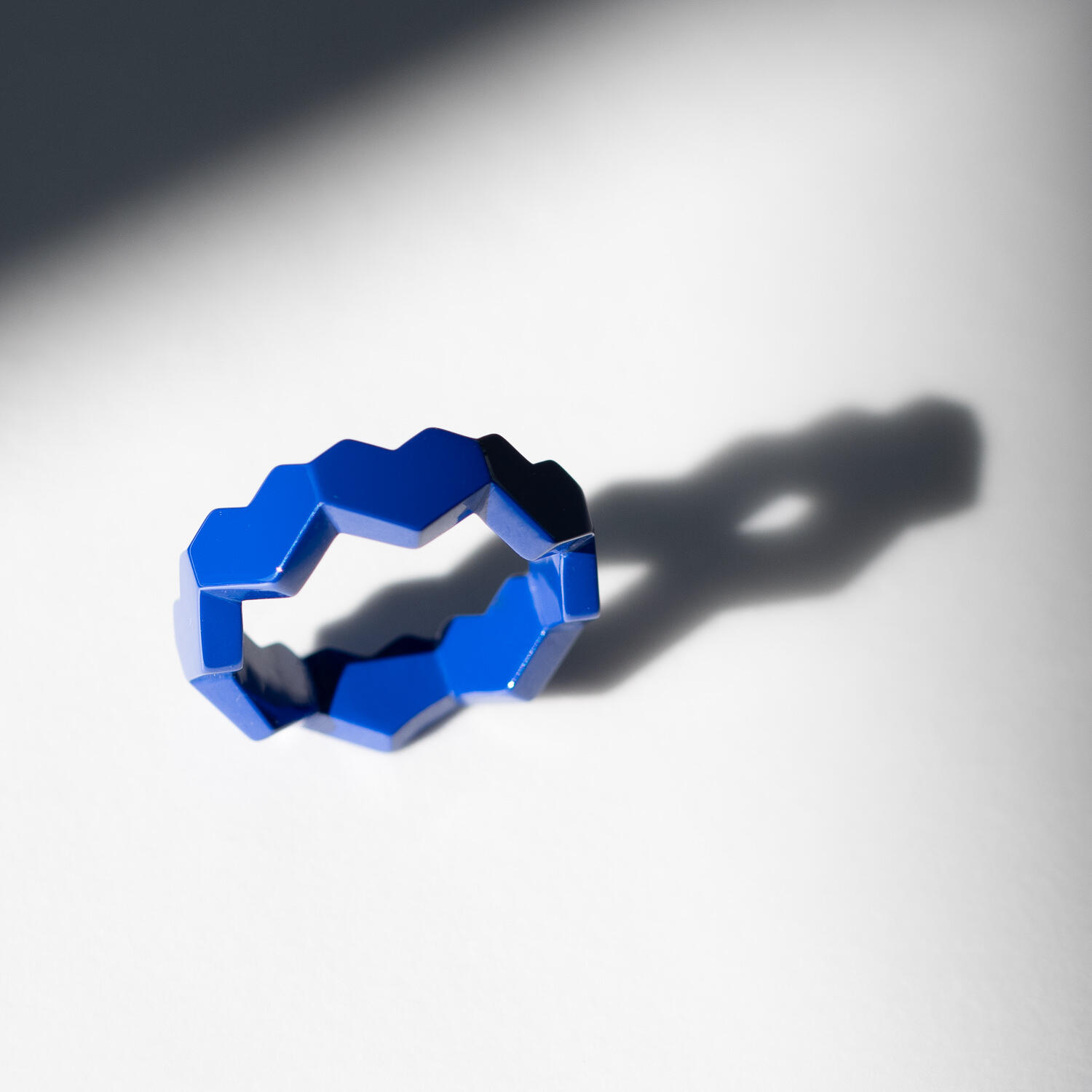 Bijou Octo-Twist en céramique haute performance bleue porté en pendentif