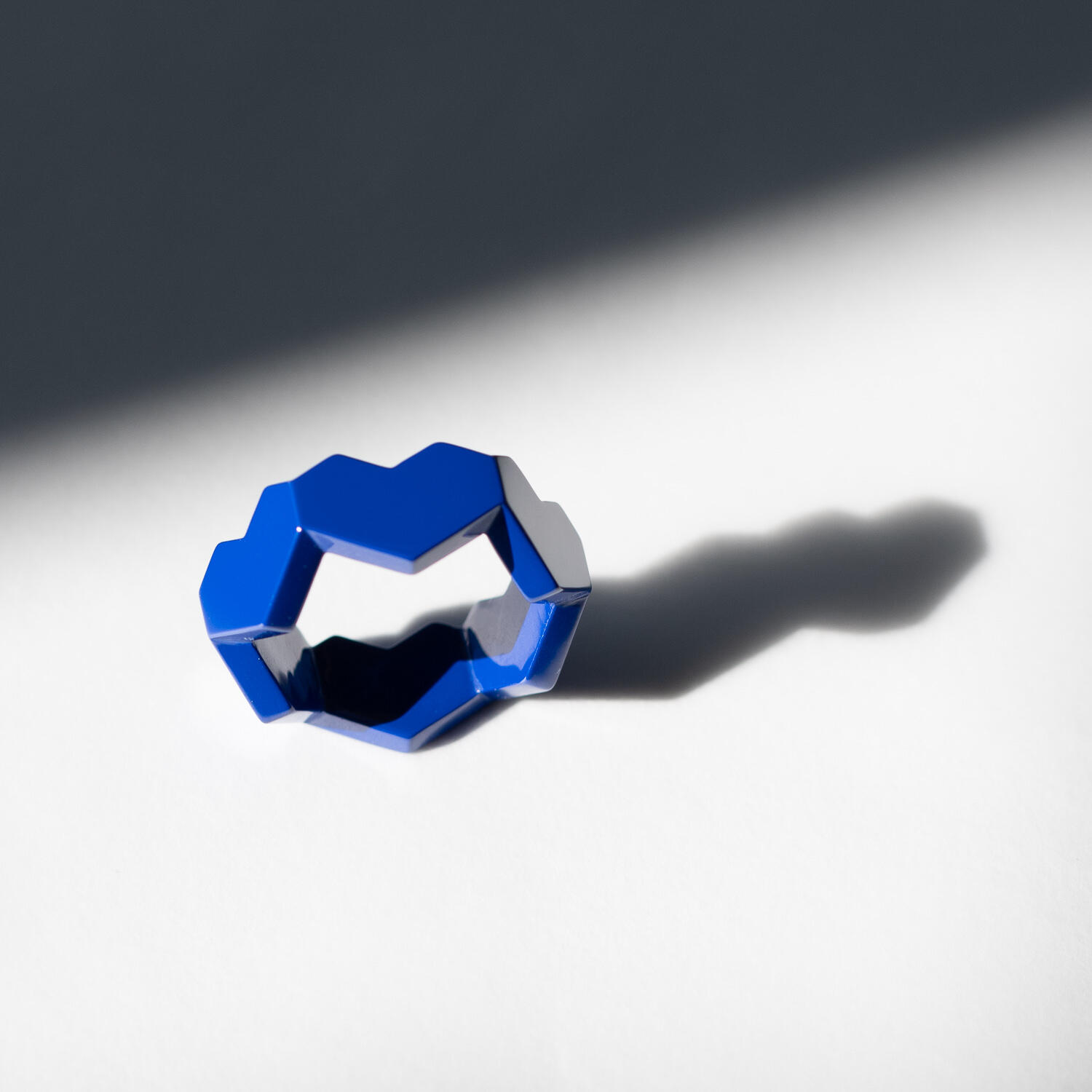 Bijou Octo-Twist en céramique haute performance bleue porté en pendentif
